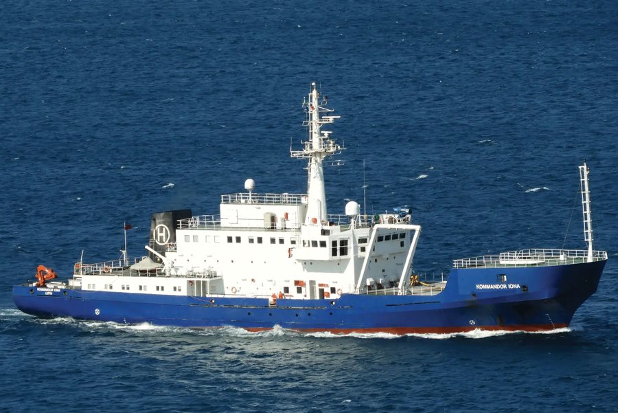  Irish Sea - KOMMANDOR IONA       transiting North Channel Belfast