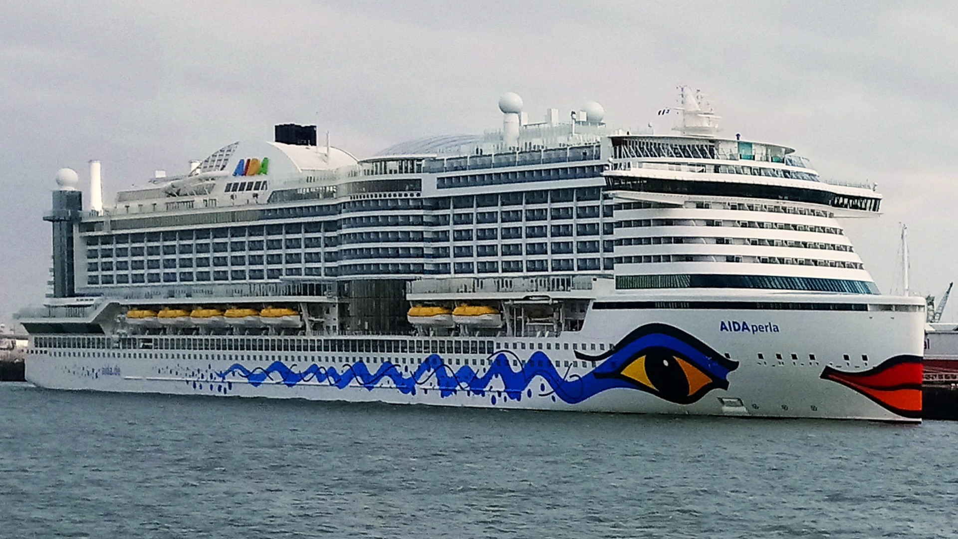 Transit: AIDAPERLA entering English South Coast at The Dover Strait