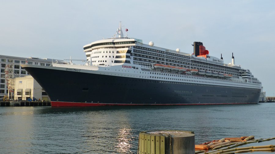 Southampton Arrival: QUEEN MARY 2