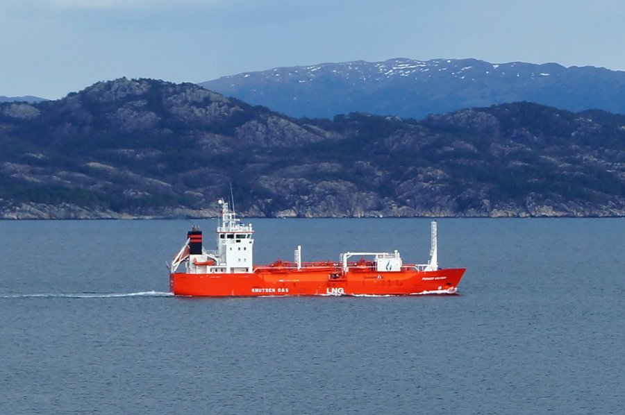  Scottish East Coast - PIONEER KNUTSEN transiting John O'Groats Approach