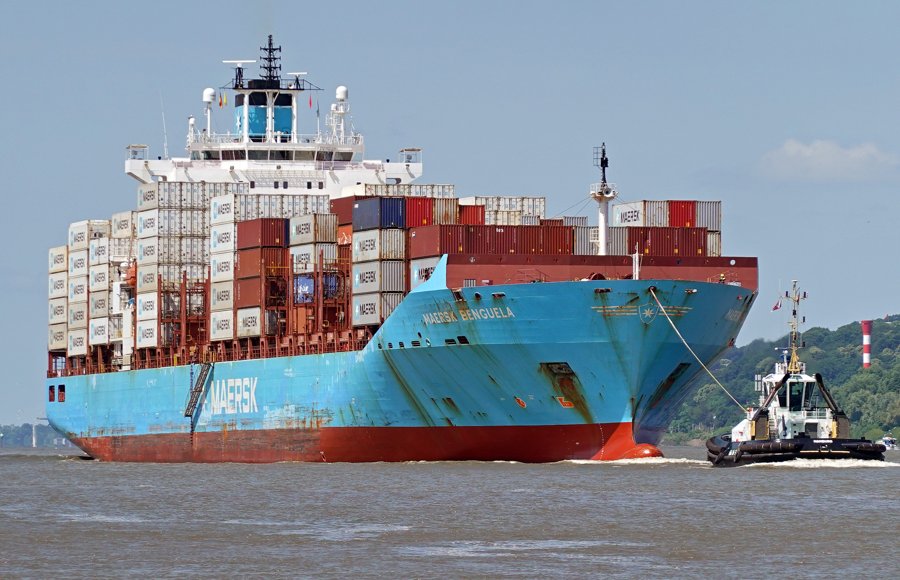 Transit: MAERSK BENGUELA      entering English South Coast at The Dover Strait