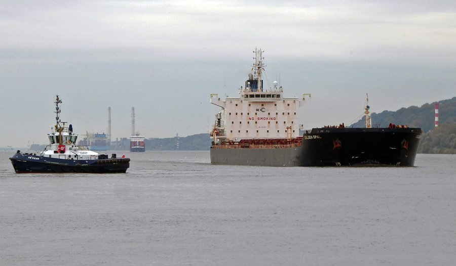 Transit: GOLDEN FROID         entering English South Coast at The Dover Strait