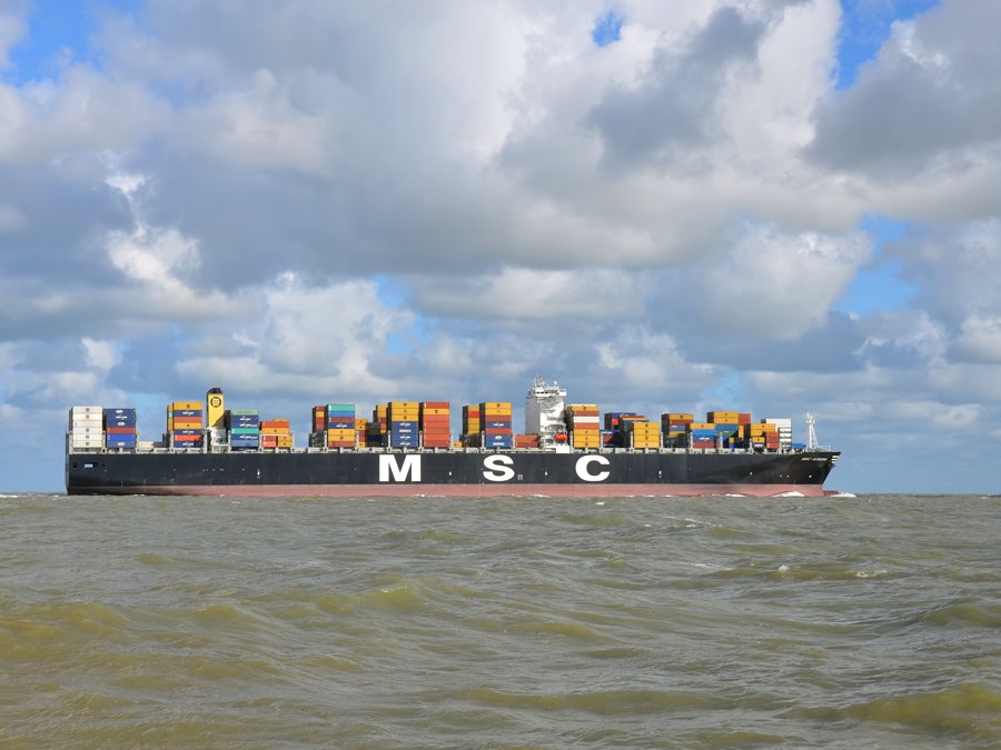 Thames Departure: MSC AURORA          