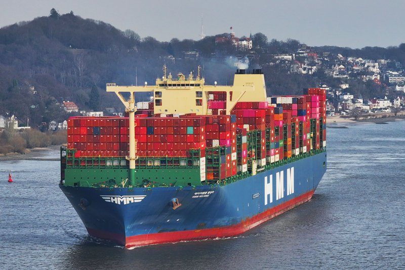 Photograph of the Container Ship: HMM HELSINKI         (IMO: 9863340). Documented in UK and Regional Shipping Movements.